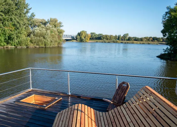 Botel Uriges Tiny Hausboot Mit Kamin Im Winter Auf Der Dove Elbe
