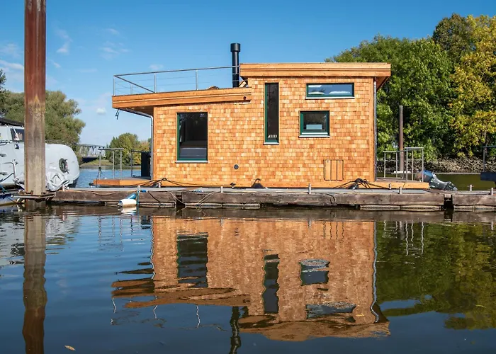 Botel Uriges Tiny Hausboot Mit Kamin Im Winter Auf Der Dove Elbe *