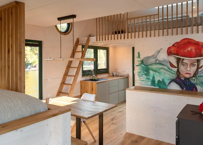 Uriges Tiny Hausboot Mit Kamin Im Winter Auf Der Dove Elbe Botel