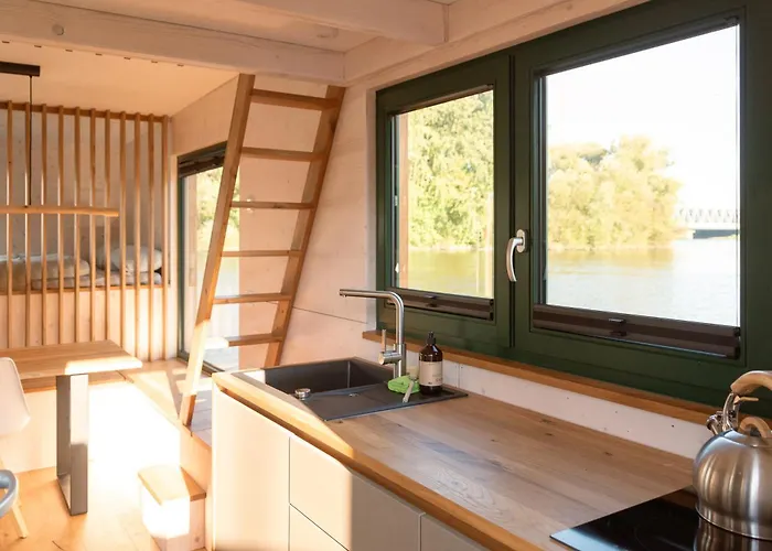 Botel Uriges Tiny Hausboot Mit Kamin Im Winter Auf Der Dove Elbe *