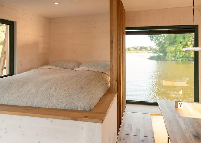 Uriges Tiny Hausboot Mit Kamin Im Winter Auf Der Dove Elbe Botel Hamburgo
