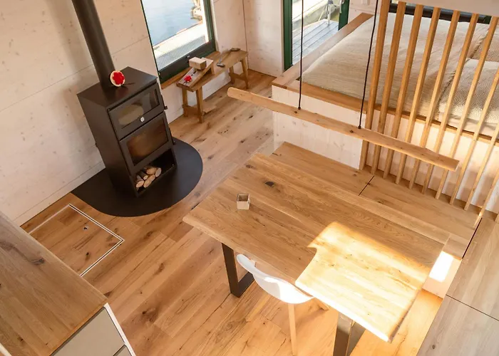 Uriges Tiny Hausboot Mit Kamin Im Winter Auf Der Dove Elbe * Hamburgo